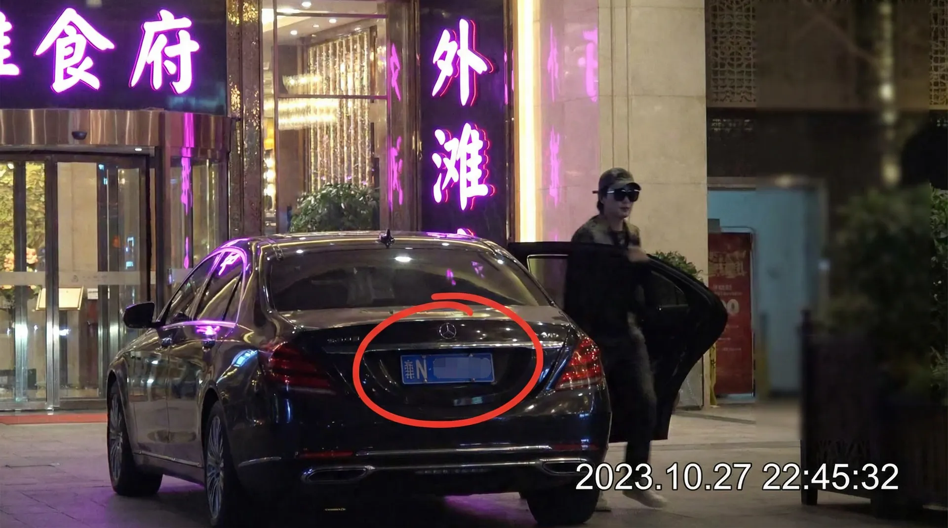 国产一线二线三线女装品牌 - 某明星深夜现身高档餐厅被拍